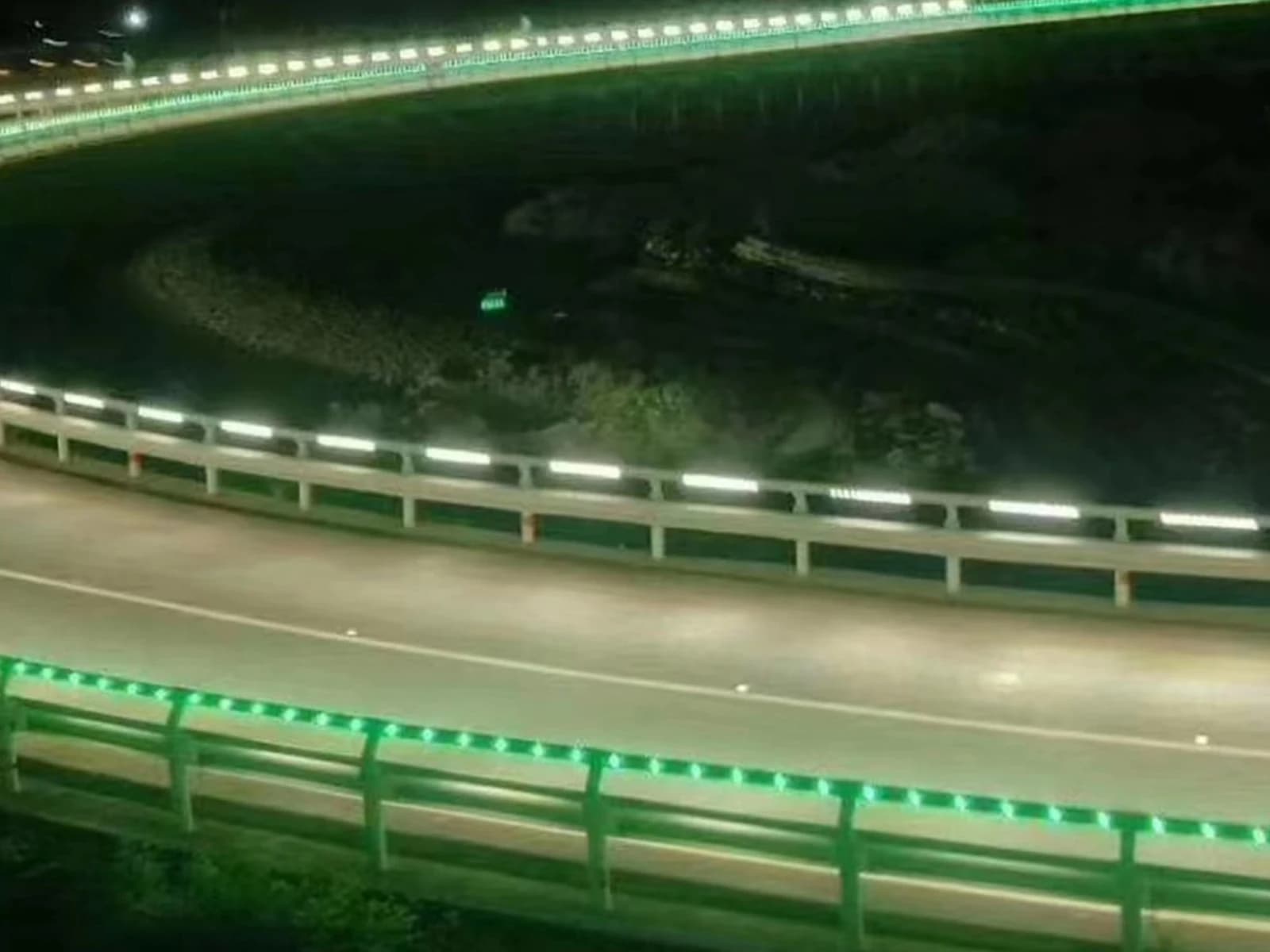YY-HLD-G108 Bridge Guardrail Linear Light application view